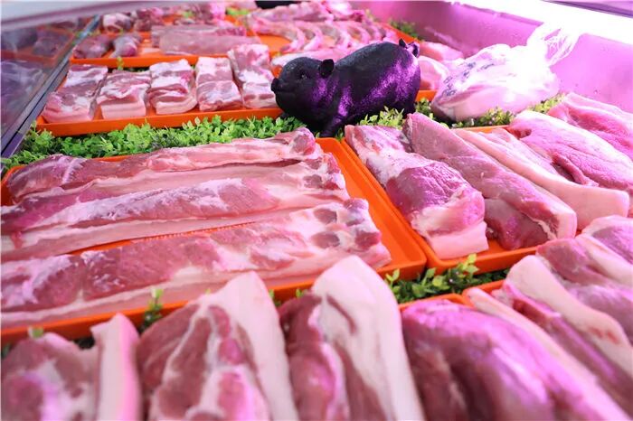 猪价十年低位亏损，为何牧原砸60亿、温氏全力押注黑猪？