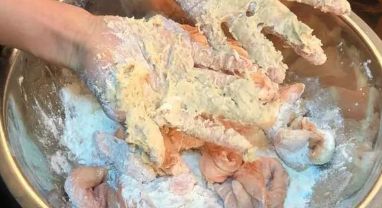 清洗猪大肠时，加盐加碱都是大错特错！用“它”洗，又快又干净